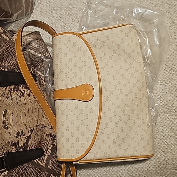 Gucci Handbags - Gucci crossbody